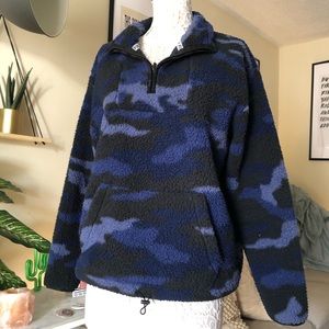 VS PINK Camo Print Sherpa Sz L